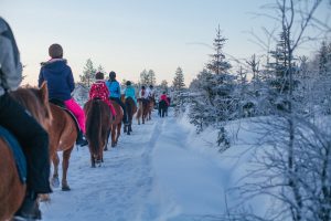 Maastoratsastusta Ruska Laukan tallilla Ruka-Kuusamossa