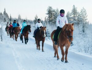 Maastoratsastusta Ruska Laukan tallilla Ruka-Kuusamossa