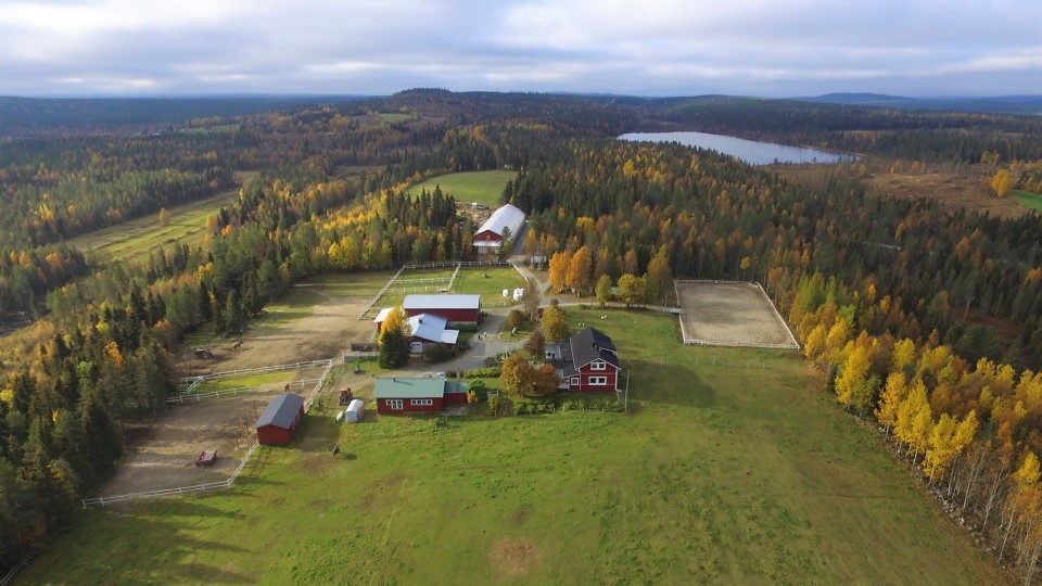 Ruska Laukka talli Ruka-Kuusamossa lintuperspektiivistä katsottuna