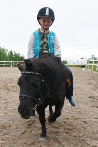 Ruska Laukan tallilla ratsastus- ja teemapäiviä harrastaja perheiden kanssa Ruka Kuusamossa