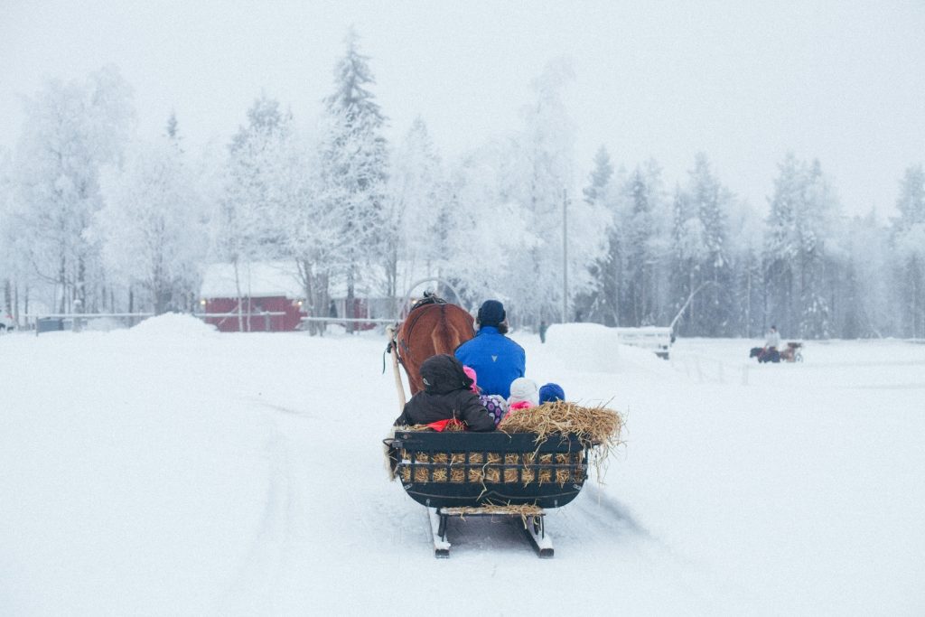 Ruska Laukan tallilla rekiajelua suomenhevosilla Ruka-Kuusamossa