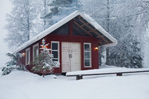 Ruska Laukka tallin pihapiirissä punainen tupa Ruka-Kuusamossa