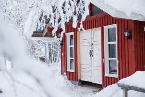 Ruska Laukka tallin pihapiirissä punainen tupa Ruka-Kuusamossa