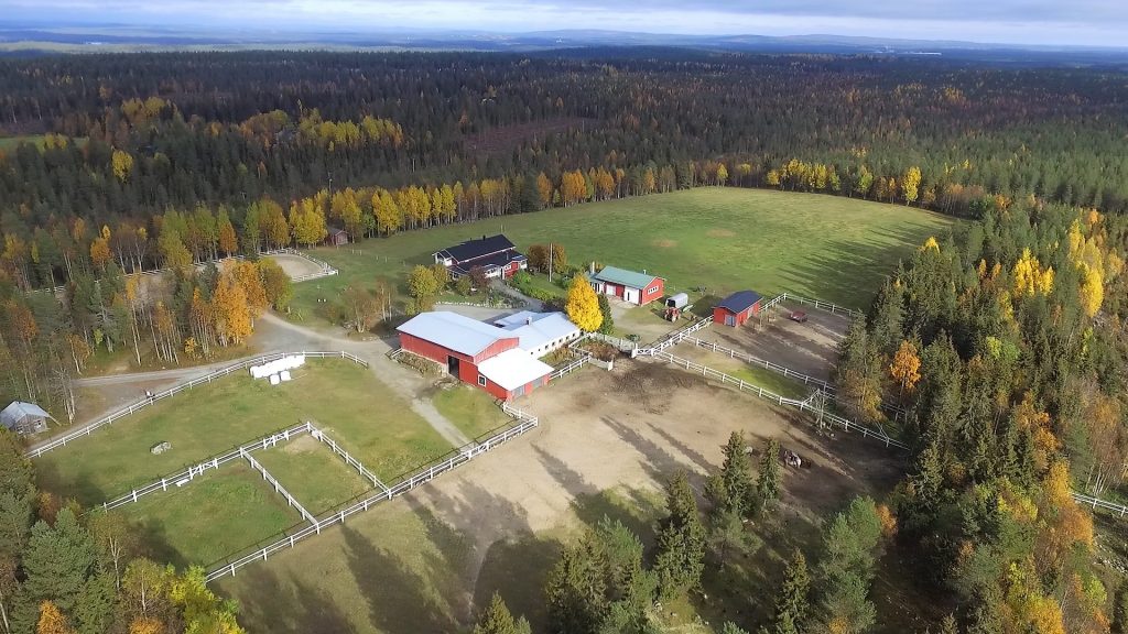 Ruska Laukka talli Ruka-Kuusamossa lintuperspektiivistä katsottuna