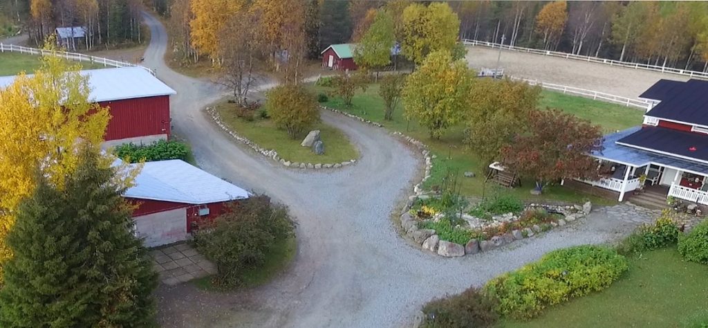 Ruska Laukka talli Ruka-Kuusamossa lintuperspektiivistä katsottuna