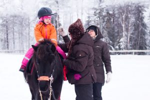 Sosiaalipedagoginen hevostoiminta Ruska Laukan tallilla Ruka-Kuusamossa