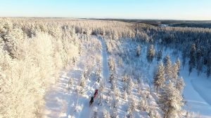 Maastoratsastusta suomenhevosilla Ruska Laukan tallilla lintuperspektiivistä katsottuna Ruka-Kuusamossa