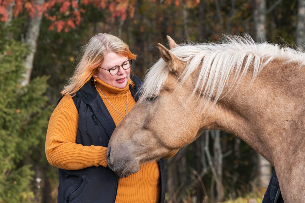 Yksityinen maastakäsitelytunti suomenhevosella